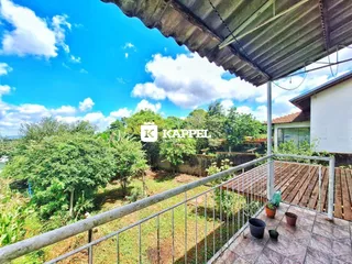 Vista panorâmica de uma varanda com deck de madeira em Lajeado, Brasil.