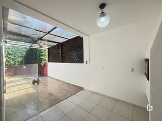 Interior com piso de cerâmica e porta de vidro que dá acesso ao exterior.