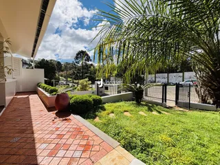 Vista externa de um quintal com gramado e paisagismo em Lajeado, Brasil.