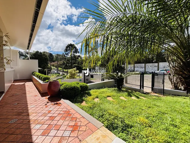 Vista externa de um quintal com gramado e paisagismo em Lajeado, Brasil.