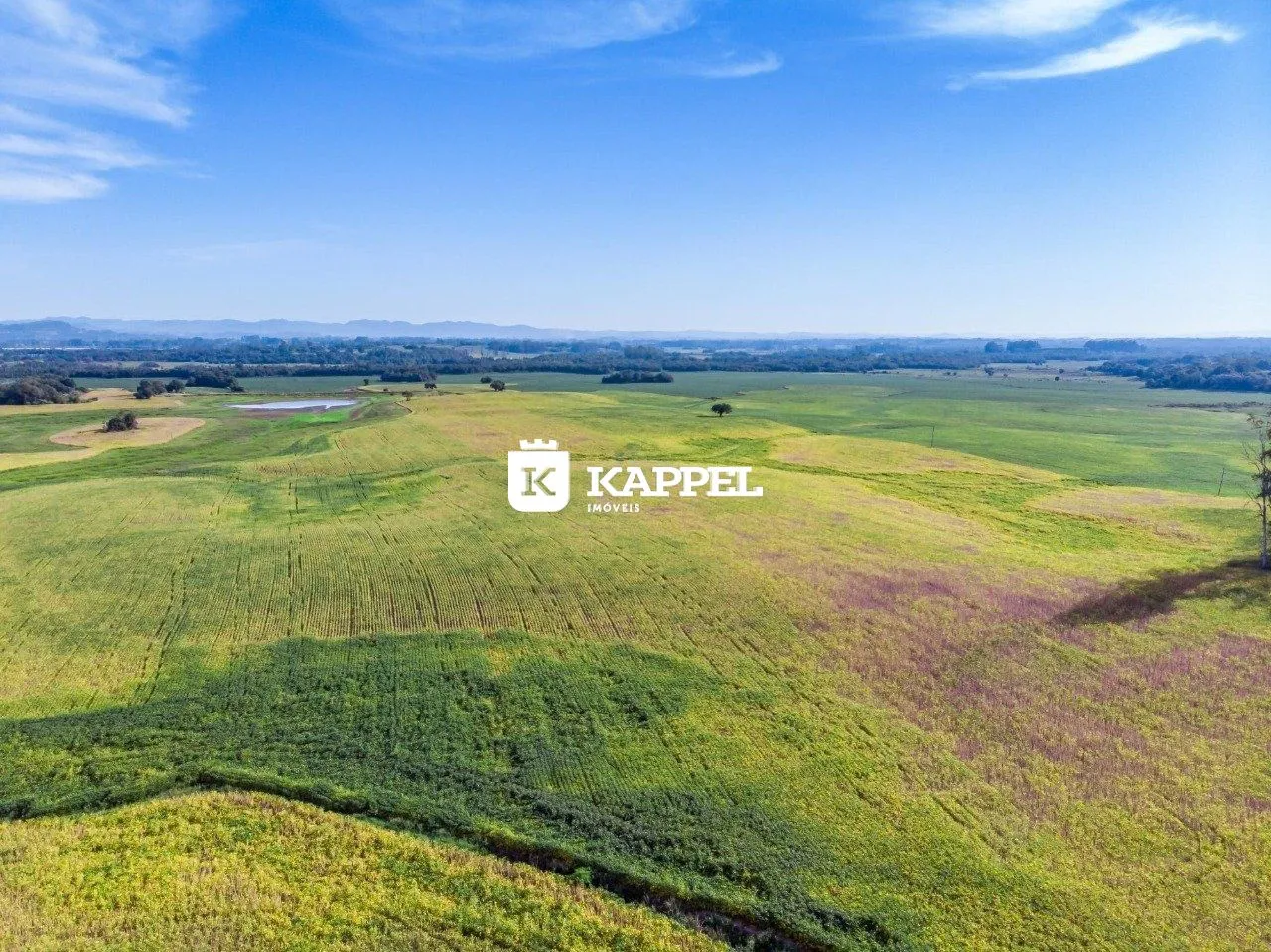 Paisagem de campos verdes e colinas em Lajeado.