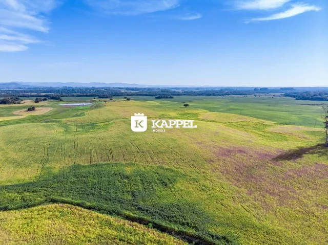Paisagem de campos verdes e colinas em Lajeado.