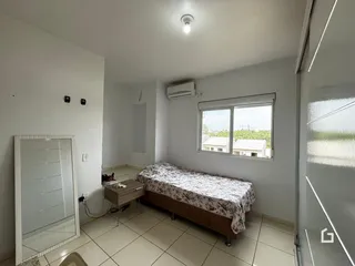 Quarto com cama e janela em um imóvel.