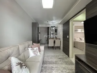 Sala de estar com sofá e decoração em um imóvel no Brasil.