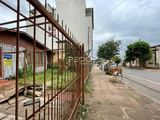 Vista da fachada de uma propriedade com cerca de metal em Lajeado, Brasil.