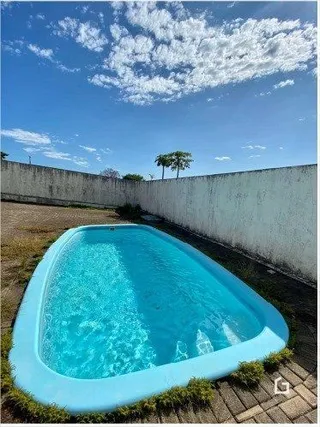 Foto de uma piscina externa em uma propriedade.