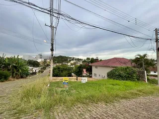Vista externa de uma residência em Lajeado, Brasil, com vegetação ao redor.