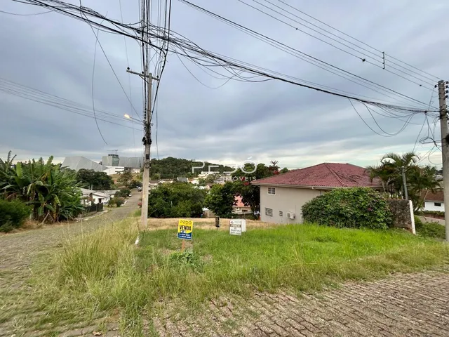 Vista externa de uma residência em Lajeado, Brasil, com vegetação ao redor.