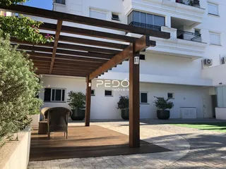 Fachada de um imóvel em Lajeado, Brasil, com uma estrutura de madeira na área externa.