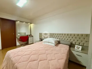 Foto de um quarto com cama e cabeceira estofada em um imóvel.