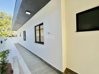 Fachada moderna de uma residência em Lajeado, Brasil, com área externa pavimentada.