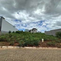 Vista externa da propriedade com vegetação no jardim em Lajeado.
