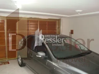 Foto de uma porta de madeira em uma propriedade.