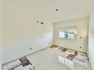 Foto de um cômodo vazio com paredes brancas e piso coberto por papel.