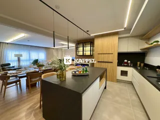Foto de um ambiente aberto com sala de jantar e cozinha moderna.