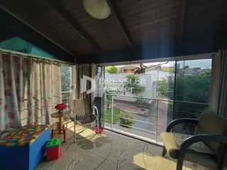 Sala de estar com vista para o exterior através de portas de vidro.