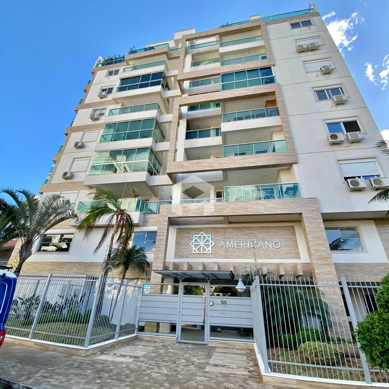Fachada de um prédio residencial em Lajeado, Brasil, com varandas e portão de segurança.