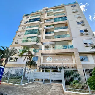 Fachada de um prédio residencial em Lajeado, Brasil, com varandas e portão de segurança.