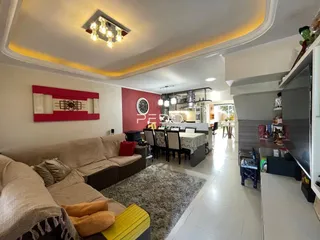 Sala de estar e jantar moderna com decoração contemporânea em Lajeado.