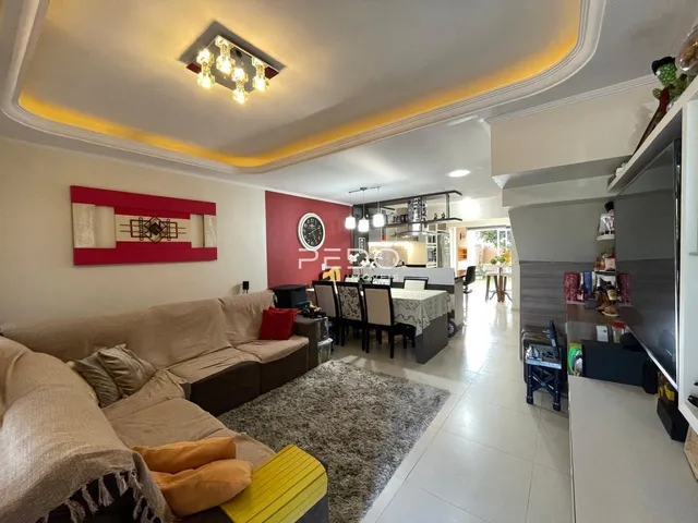 Sala de estar e jantar moderna com decoração contemporânea em Lajeado.