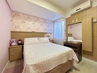 Quarto com cama e móveis de madeira.