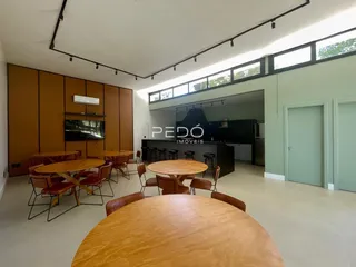 Ambiente interno com mesa de jantar de madeira em um imóvel no Brasil.