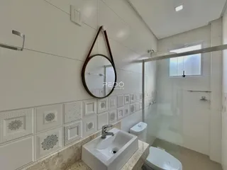 Foto de um banheiro moderno com revestimento de azulejos brancos.