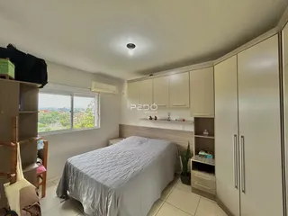 Foto de um quarto com cama e armários em um imóvel.