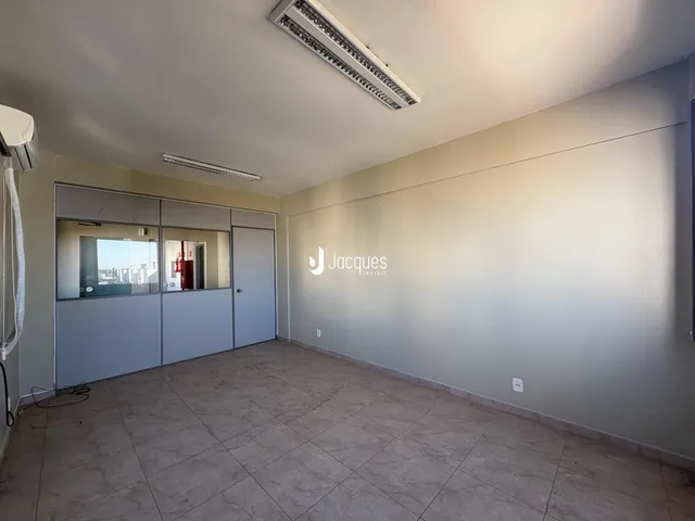 Imagem de um ambiente interno com piso de cerâmica e paredes claras.