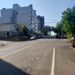 Fachada de um edifício em uma rua residencial.