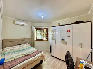 Quarto com cama e guarda-roupas em um imóvel em Lajeado.