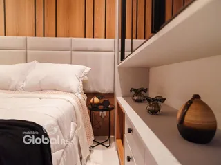 Quarto com cabeceira e decoração moderna em ambiente interno.