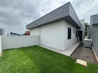Foto da fachada moderna de uma casa em Lajeado, Brasil, com jardim gramado.