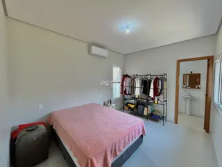 Quarto com cama e guarda-roupa em um imóvel no Brasil.