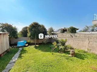 Foto externa mostrando o jardim e a cerca de uma propriedade em Lajeado.