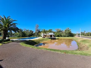 Vista externa de uma área verde com corpo d'água em Lajeado, Brasil.