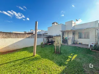 Vista da fachada de uma casa em Lajeado, Brasil, com um jardim gramado.