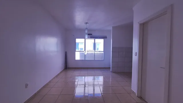 Hall de uma propriedade em Lajeado com piso de cerâmica.