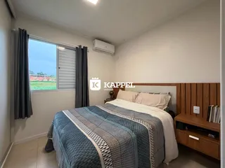 Quarto com cama de madeira e janela com cortinas escuras.