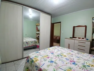 Quarto com armários e cama decorada em uma residência.