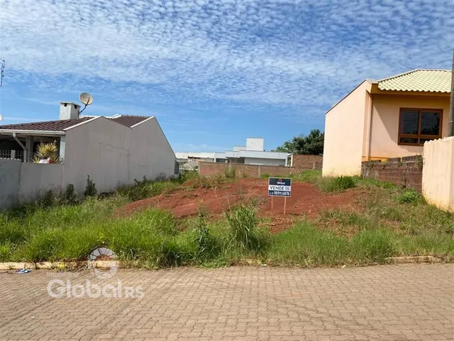 Fachada de uma propriedade em Lajeado, Brasil, com terreno gramado e construção ao fundo.