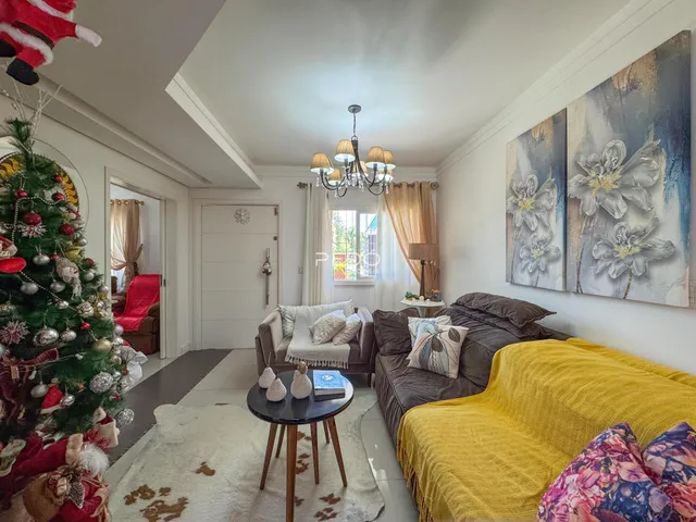 Quarto com decoração de Natal e arte na parede.