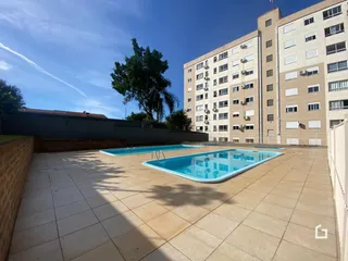 Vista externa de uma área de piscina e pátio em Lajeado.