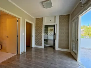 Hall da frente com piso de madeira e papel de parede.