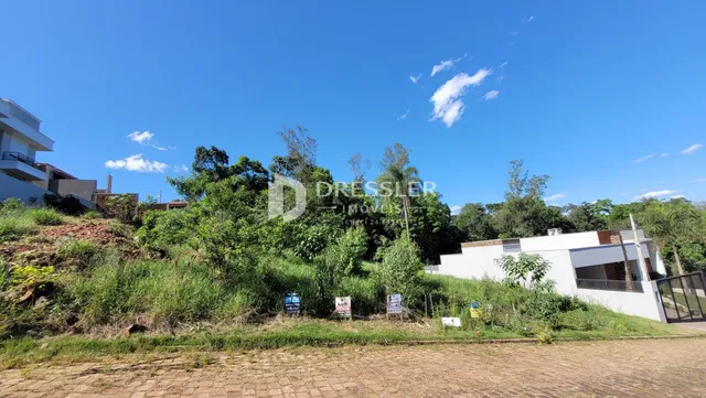 Vista externa de uma propriedade em Lajeado, Brasil, com vegetação densa ao fundo.