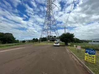 Vista da estrada de acesso a uma propriedade em Lajeado, Brasil, com uma torre de energia ao fundo.