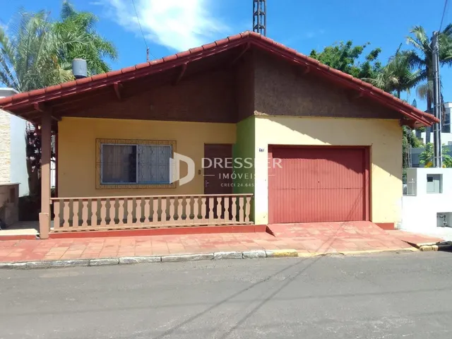 Fachada de uma casa em Lajeado, Brasil, com garagem e varanda.