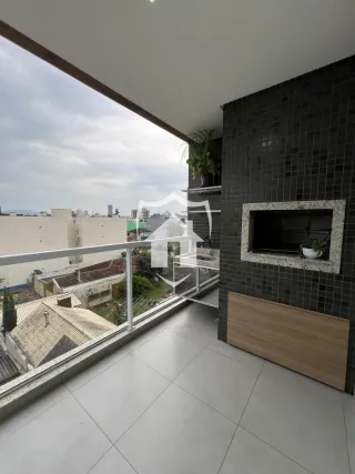 Vista da varanda com vista para a paisagem urbana.