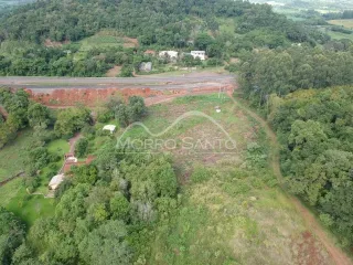 Vista aérea de um terreno com vegetação densa em Lajeado, Brasil.