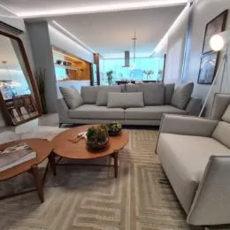 Sala de estar com sofá e mesa de centro em um imóvel.